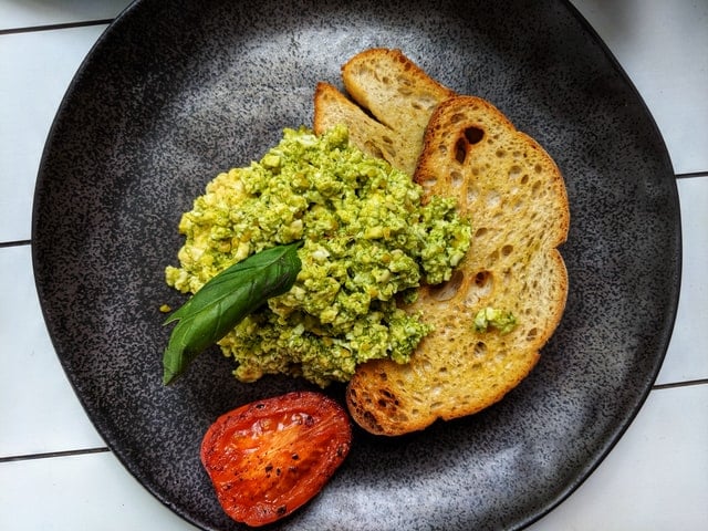 Pesto scrambled eggs