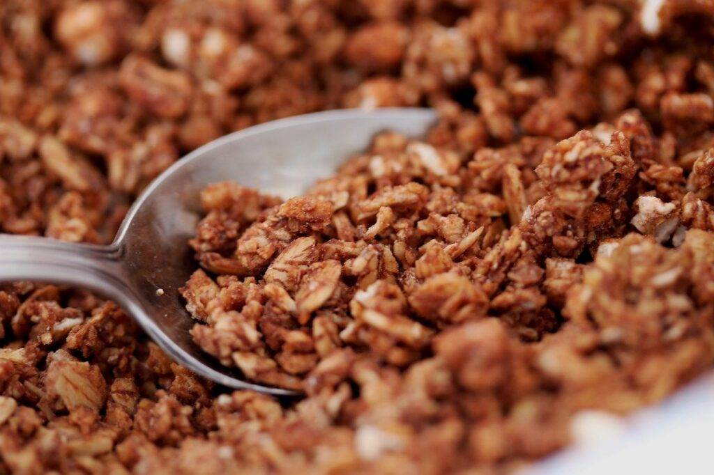 Chocolate protein breakfast cereal