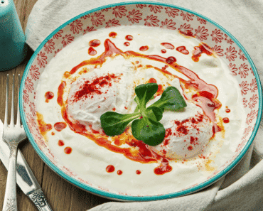 Low Carb Turkish Cilbir Recipe (400 Kcal and High Protein Breakfast)