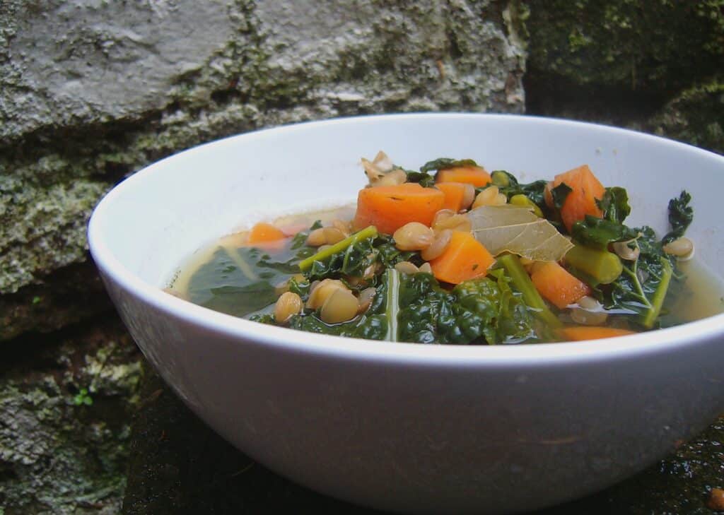Spinach soup with legumes