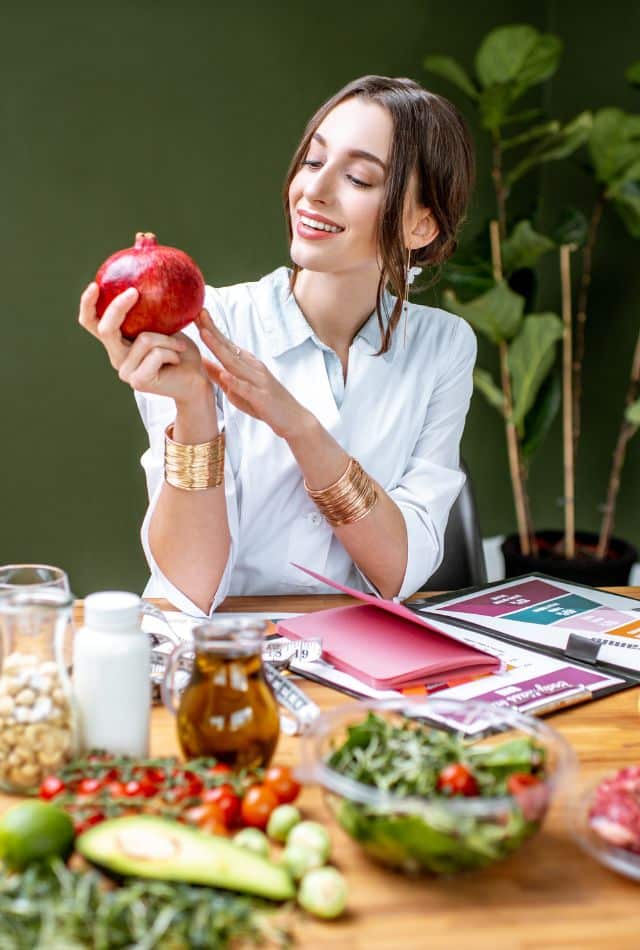 How to Become a Nutritionist