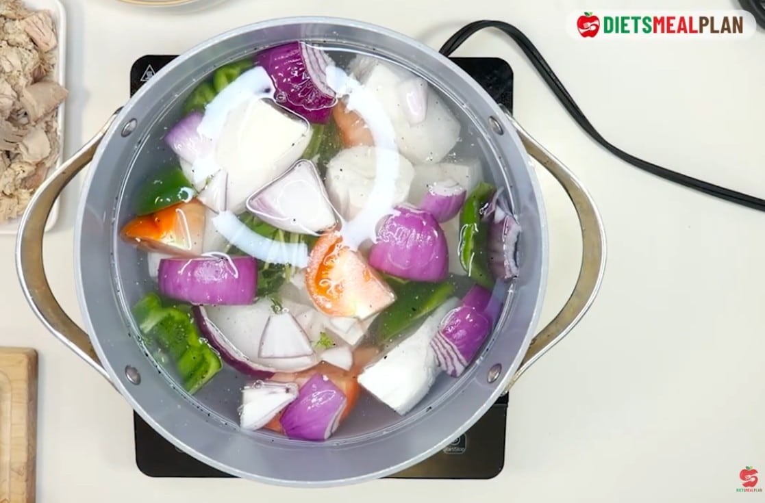 Ecuadorian Encebollado-Boil the base