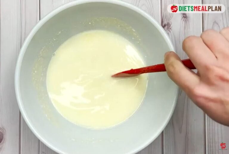Low Fat Chicken Soup Recipe for Diverticulitis-Put 5 tbsp of plain Greek yogurt in a medium bowl. Add the chicken stock